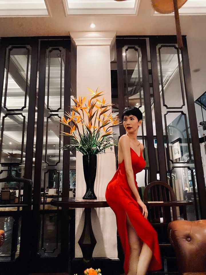 Xuân Lan khoe trọn các đường cong cơ thể khi diện chiếc đầm đỏ hai dây sexy.