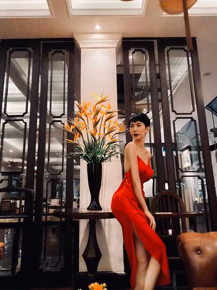 Xuân Lan khoe trọn các đường cong cơ thể khi diện chiếc đầm đỏ hai dây sexy.