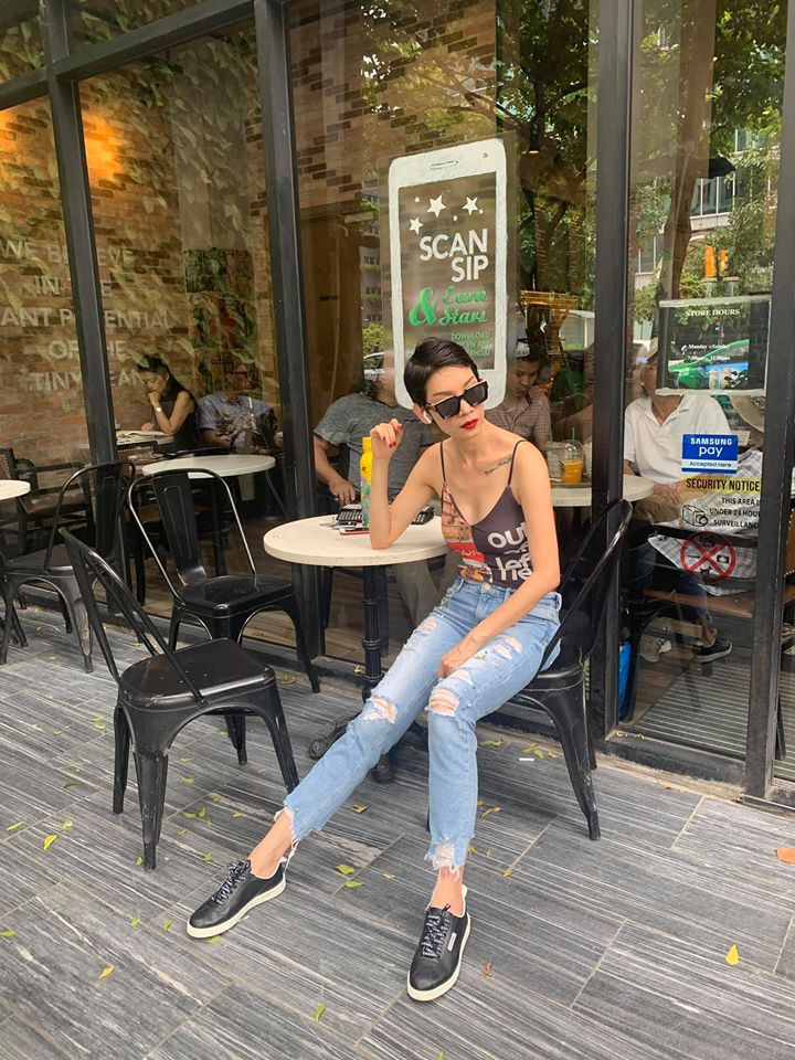 Người đẹp thu hút sự chú ý trên phố khi diện áo hai dây phối với jean rách cá tính.