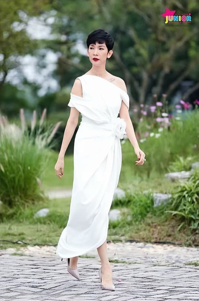 Siêu mẫu sinh năm 1978 trông nền nã và nữ tính khi diện chiếc đầm trắng có điểm nhấn là bông hoa ở eo.