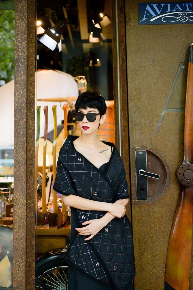 Dù không có bộ ngực căng tràn nhưng Xuân Lan vẫn tự tin khoe vòng một hấp dẫn trong trang phục gợi cảm.