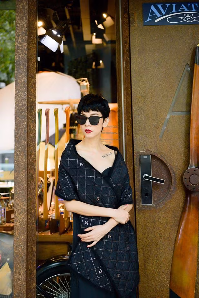 Dù không có bộ ngực căng tràn nhưng Xuân Lan vẫn tự tin khoe vòng một hấp dẫn trong trang phục gợi cảm.