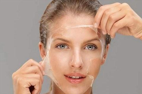 Qua tìm hiểu của bác sĩ, sản phẩm lột thay da sinh học mà bệnh nhân sử dụng được bán rất nhiều trên Facebook và các trang thương mại điện tử. Tuy nhiên, các thông tin về sản phẩm này được đề cập rất ít, không rõ ràng về nguồn gốc.