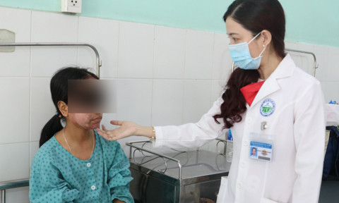 Ngày thứ nhất, sau lần đầu thoa, bệnh nhân thấy da ửng đỏ. Tối cùng ngày, bệnh nhân thoa lần 2, da càng đỏ hơn kèm nóng rát, châm chích nhiều. Sau đó, da có dấu hiệu bong tróc, chảy máu. Ngày thứ hai, dù mặt hơi sưng, cô gái này vẫn tiếp tục thoa thuốc. Đến ngày thứ ba, mặt bệnh nhân sưng phù, đầy mụn mủ và chảy nước vàng. Quá hoảng sợ, cô bé cấp tốc gọi cho mẹ và được đưa vào Bệnh viện Da liễu TP.HCM.