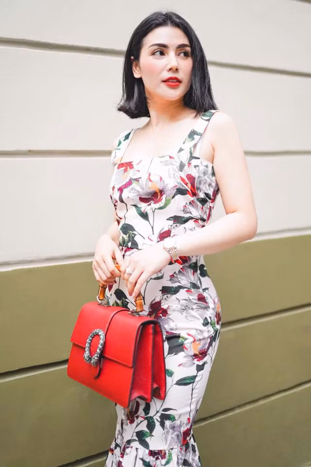 Nhiều khán giả nhận thấy nữ diễn viên trông tươi trẻ và có phần mặn mà, theo đuổi gu thời trang sang chảnh, quyến rũ hơn.