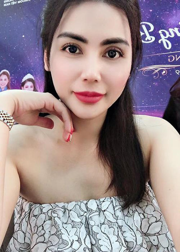 Dù đã là mẹ 1 con nhưng chị vẫn nhuận sắc và cuốn hút khi diện đầm cúp ngực khoe vai trần gợi cảm.