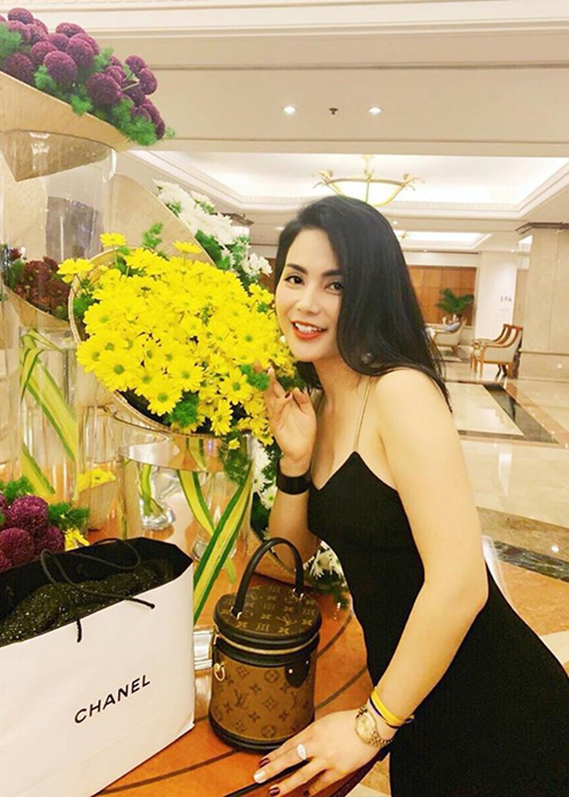 Các kiểu đầm hai dây là trang phục không thể thiếu trong tủ đồ của Quỳnh Hoa.