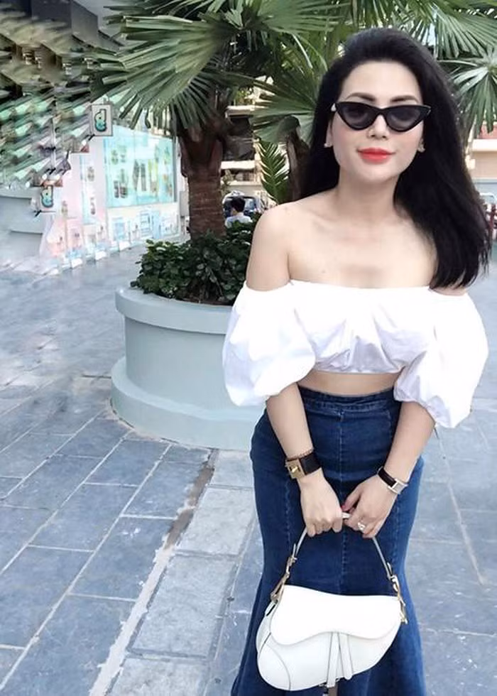 Áo croptop trắng phối với chân váy jeans và túi xách trắng tạo nên sự trẻ trung và sang trọng cho Quỳnh Hoa.