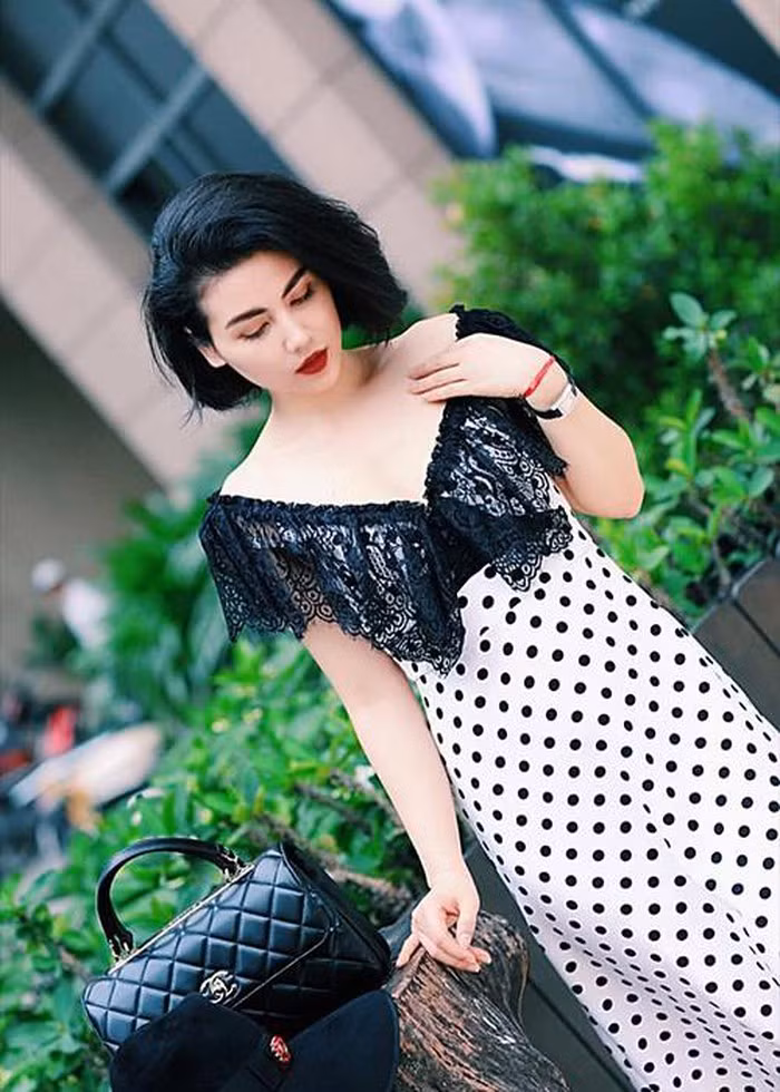 Sở hữu làn da trắng nõn và vòng một đầy đặn, nữ diễn viên khá chuộng các mẫu đầm trễ vai khoe lợi thế hình thể.