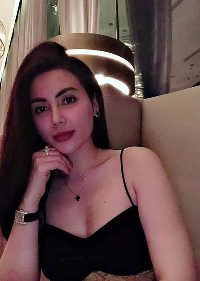 Trang phục sexy giúp "nữ đại gia" của Những ngày không quên khoe vòng một đầy đặn.