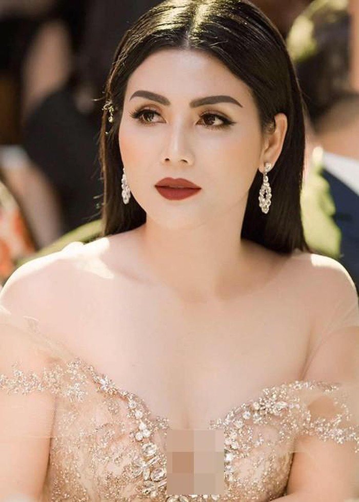 Quỳnh Hoa khoe vẻ đẹp mặn mà trong chiếc đầm xuyên thấu trễ vai.