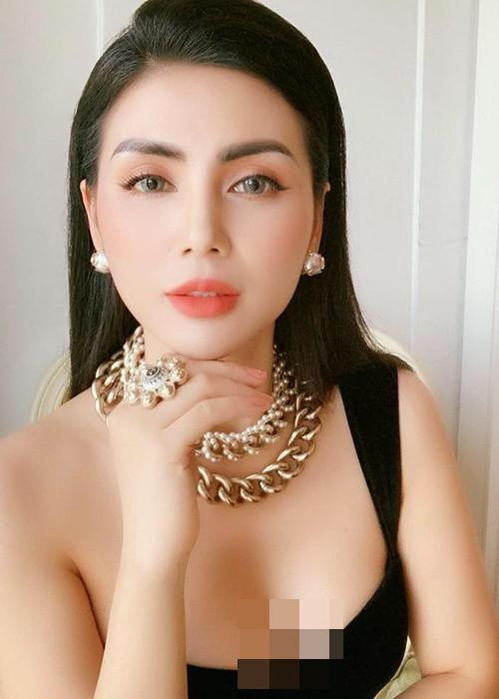 Bí quyết giúp Quỳnh Hoa giữ được vóc dáng trẻ trung thon thả ở tuổi 37 là thường xuyên ăn chay, tập squat trong vòng 30 phút để tăng số đo vòng 3.