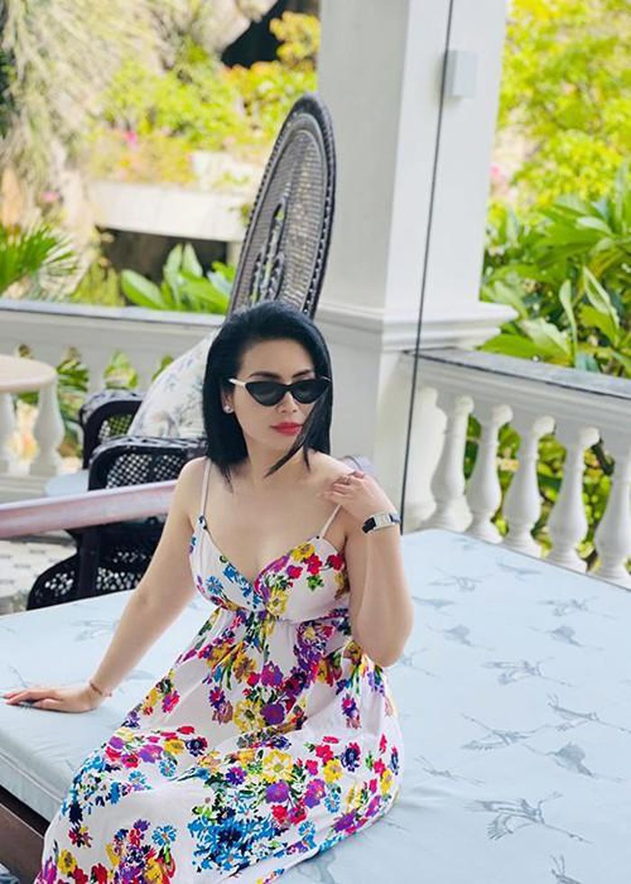 Trong các chuyến đi chơi, nữ diễn viên chọn váy hoa hai dây phóng khoáng và sexy. Ảnh: FBNV. Video "Minh Hằng chia sẻ về phong cách thời trang". Nguồn: VTC.