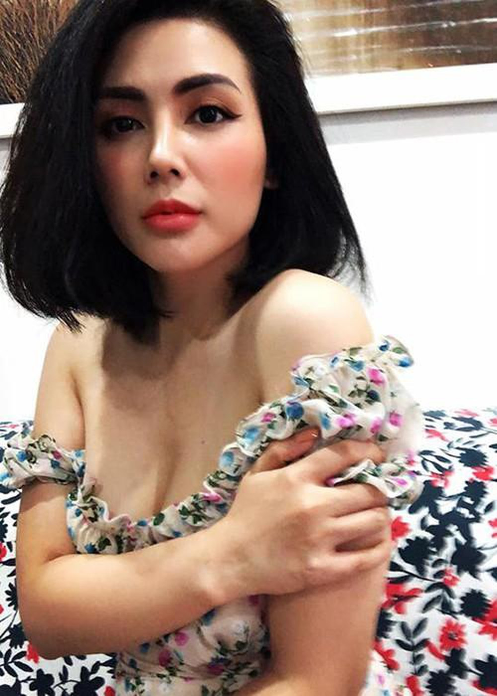 Bước sang tuổi 37, nhan sắc của Quỳnh Hoa gần như không thay đổi so với thời mới đi diễn. Ngoài đời, nữ diễn viên vẫn chuộng gu ăn mặc sành điệu, gợi cảm.