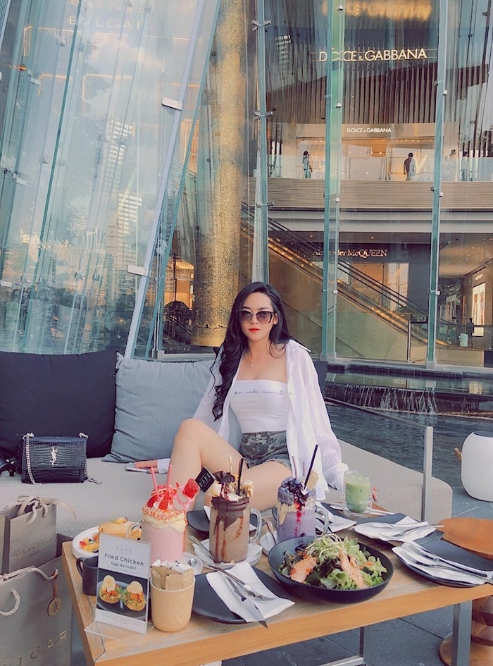 Cô nàng rất khéo léo phối đồ để khoe các đường cong cơ thể và cặp chân dài trắng nõn.