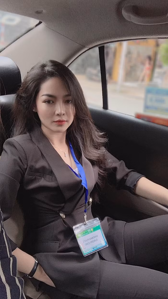 Ở tuổi 28, nhan sắc sau “dao kéo” của Vũ Thanh Quỳnh ngày càng trẻ trung và ăn mặc sành điệu không thua kém các hotgirl.