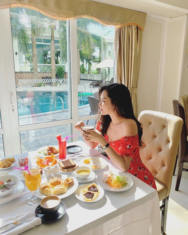 Váy áo trễ vai cũng là một lựa chọn không thể thiếu trong tủ đồ của Thanh Quỳnh.