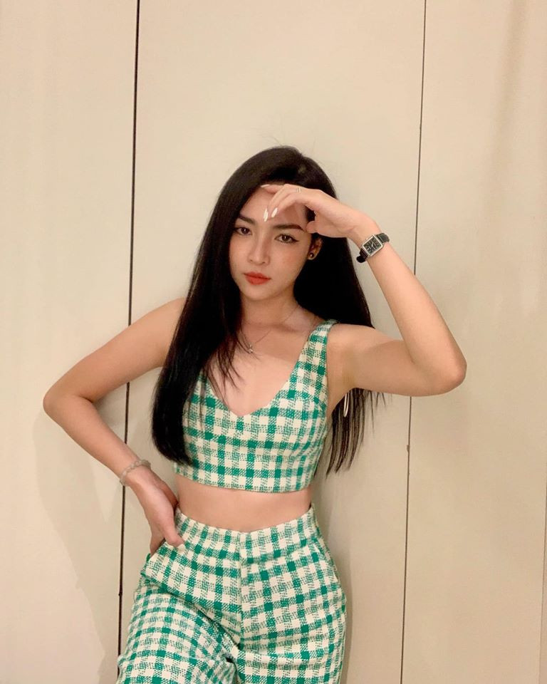 Người đẹp "dao kéo" cũng chuộng các kiểu croptop khoe eo thon.