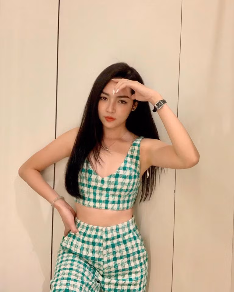 Người đẹp "dao kéo" cũng chuộng các kiểu croptop khoe eo thon.