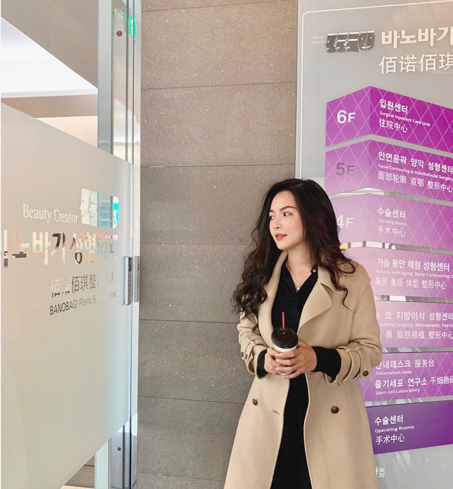 Cô nàng khá thời thượng khi diện váy đen phối với áo khoác măng tô dáng dài. Ảnh: FBNV. Video "Minh Hằng chia sẻ về phong cách thời trang". Nguồn: VTC.