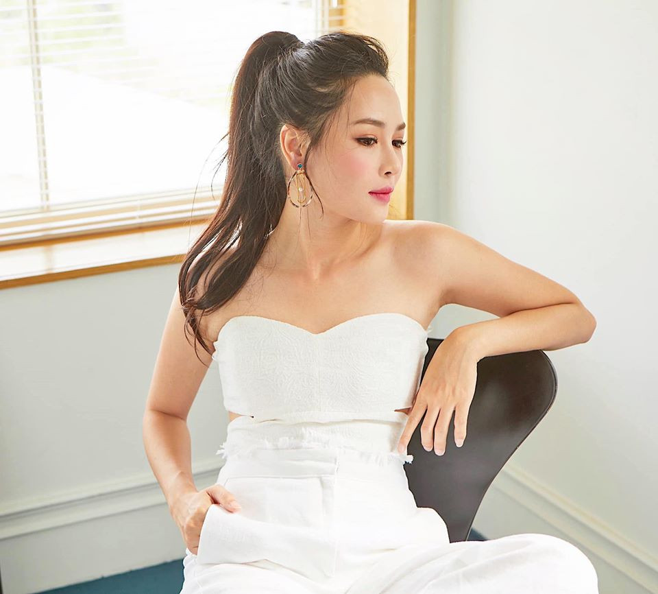 Người đẹp 9X khá chuộng các trang phục cúp ngực gợi cảm khoe vòng một sexy.