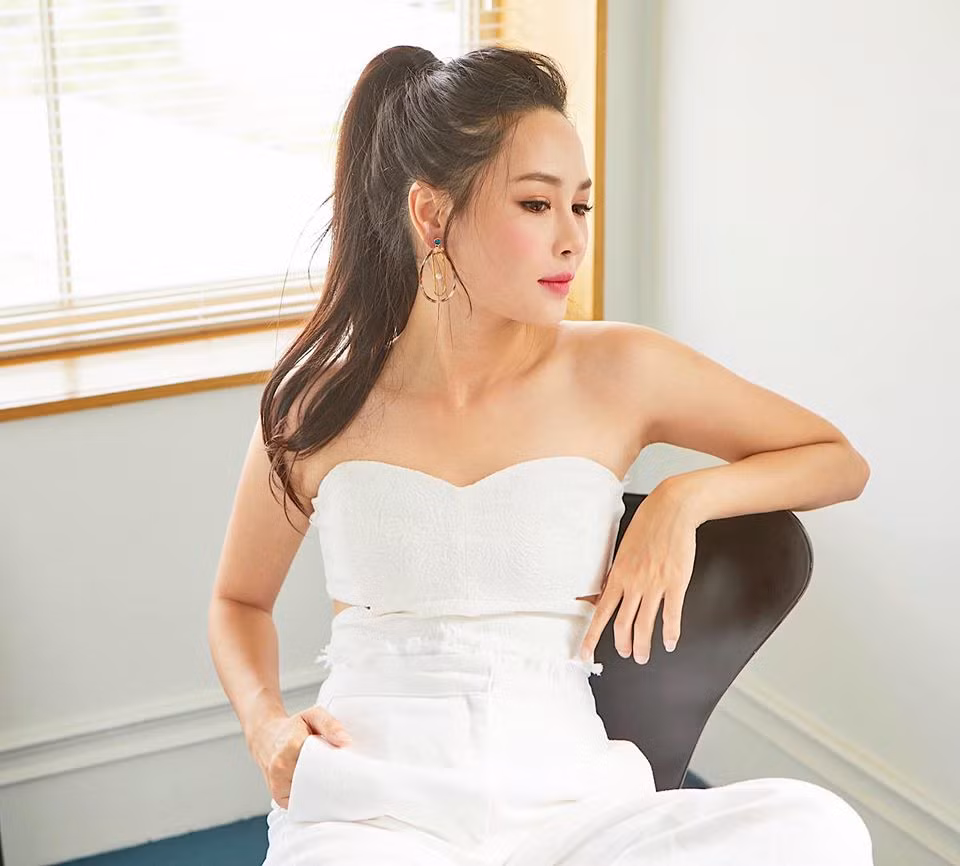 Người đẹp 9X khá chuộng các trang phục cúp ngực gợi cảm khoe vòng một sexy.