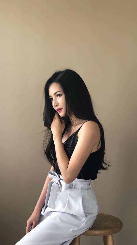 Áo hai dây phối với quần cạp cao tôn dáng cho người đẹp Thanh Quỳnh.