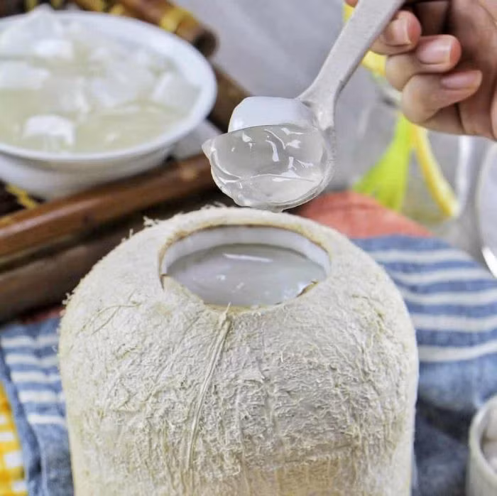 Thạch thường được làm trong quả dừa, lớp trên là phần thạch màu trắng, béo ngậy và mát lạnh, còn lớp dưới trong, mát và thanh hơn.