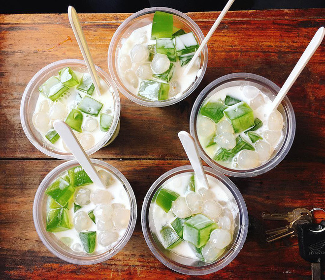 Thạch có màu xanh mát mắt, thơm mùi lá nếp, kết hợp thêm cùng các loại trái cây, sữa chua… Mùa hè nóng bức chỉ cần thưởng thức một bát thạch lá nếp mát lạnh thì mọi thứ bỗng trở nên dễ chịu hơn rất nhiều.