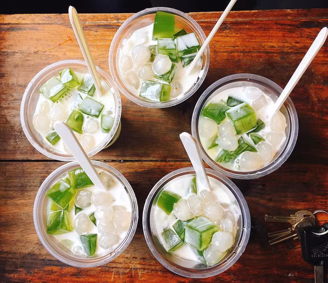 Thạch có màu xanh mát mắt, thơm mùi lá nếp, kết hợp thêm cùng các loại trái cây, sữa chua… Mùa hè nóng bức chỉ cần thưởng thức một bát thạch lá nếp mát lạnh thì mọi thứ bỗng trở nên dễ chịu hơn rất nhiều.