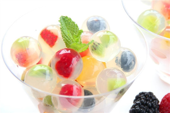 Thạch hoa quả còn chứa các axit amin tự nhiên, rất tốt cho da, là tác nhân giúp hình thành các tế bào mới trong cơ thể, giúp ngăn ngừa các dấu hiệu lão hóa. 