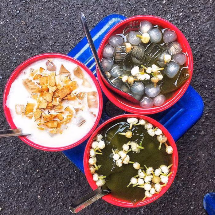 Thạch găng là cái tên đầu tiên trong danh sách những món thạch mát lạnh ở Hà Nội mà bạn nhất định phải thử. Món ăn này không chỉ phổ biến ở miền bắc mà còn có mặt hầu khắp các vùng miền khác với tên gọi khác là sương sâm.