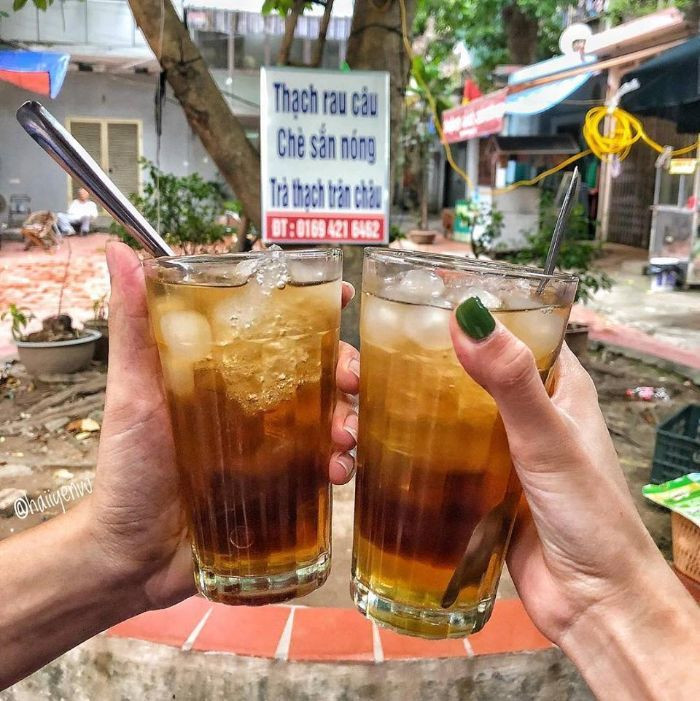 Thạch rau câu là món giải nhiệt mùa hè hết sức quen thuộc ở Hà Nội. Trước đây một ly thạch rau cau chỉ có thạch cùng một chút trân châu và nước đường, nhưng giờ đây người ta thường cho thêm một số loại trái cây hoặc một chút cà phê vào cốc thạch tùy theo yêu cầu của thực khách.