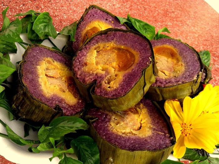 Bánh tét lá cẩm họ Huỳnh có màu tím đặc trưng là đặc sản Cần Thơ thơm ngon nổi tiếng.