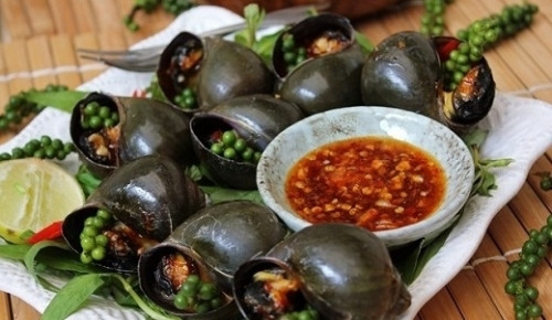 Ốc nướng tiêu là một trong những món đặc sản dân dã nức tiếng của Cần Thơ. Ốc được luộc sơ rồi bỏ lên lửa than nướng, vừa nướng vừa thêm nước mắm đã làm sẵn, nêm nếm gia vị như tiêu, tỏi, bột ngọt… Khi thấy nước bên trong ốc sôi lên, hơi cạn xuống thì cho vào đĩa lót rau răm thơm phức.