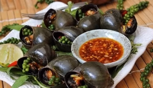 Ốc nướng tiêu là một trong những món đặc sản dân dã nức tiếng của Cần Thơ. Ốc được luộc sơ rồi bỏ lên lửa than nướng, vừa nướng vừa thêm nước mắm đã làm sẵn, nêm nếm gia vị như tiêu, tỏi, bột ngọt… Khi thấy nước bên trong ốc sôi lên, hơi cạn xuống thì cho vào đĩa lót rau răm thơm phức.