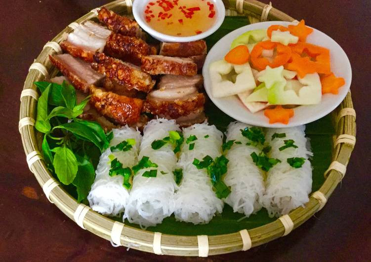 Bánh hỏi heo quay là món ăn được yêu thích ở Cần Thơ. Bánh làm từ bột gạo, được ăn kèm với thịt heo quay, rau thơm và chấm nước mắm, nước tương chua cay ngọt.