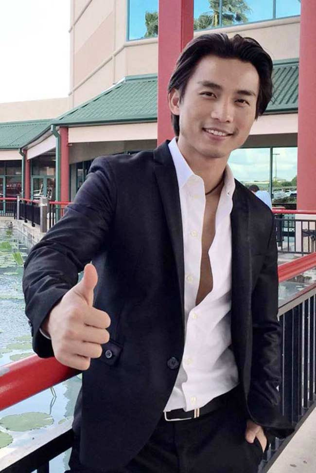 Nam ca sĩ gây ấn tượng mạnh với những lần mặc áo vest, sơ mi phanh ngực khoe thân hình cực phẩm.