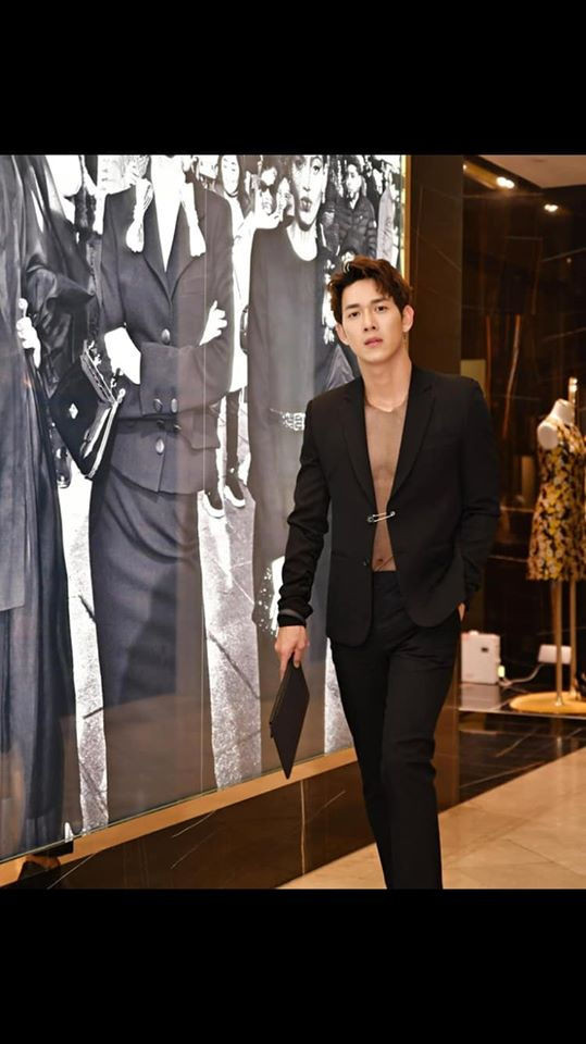 Song Luân vô cùng cuốn hút và mạnh mẽ với kiểu áo vest hờ hững. Anh chàng còn diện khéo một lớp áo lót xuyên thấu cùng tông màu đen để thêm phần sexy.