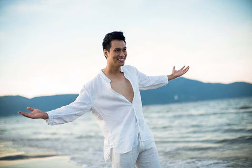 Nam diễn viên Việt Anh khoe body săn chắc cực nam tính với style mặc áo sơ mi trắng phanh ngực.