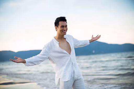 Nam diễn viên Việt Anh khoe body săn chắc cực nam tính với style mặc áo sơ mi trắng phanh ngực.