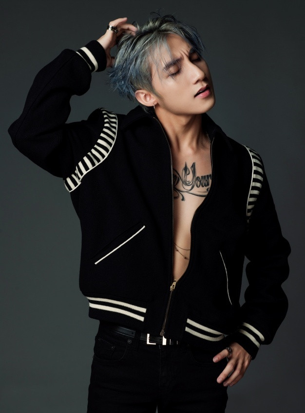 Sơn Tùng cũng nhận được mưa lời khen khi khi mặc áo phanh ngực khoe thân hình vạm vỡ, khỏe khoắn.