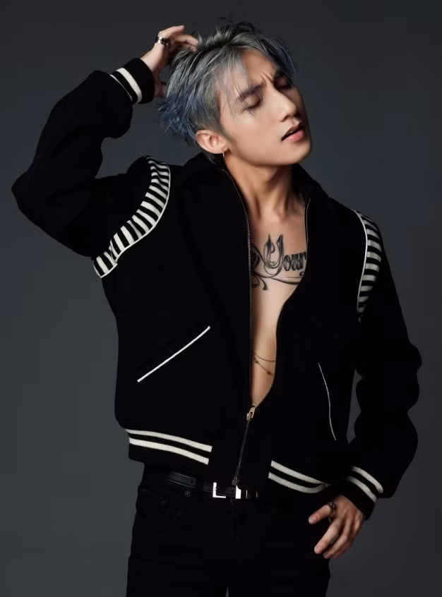 Sơn Tùng cũng nhận được mưa lời khen khi khi mặc áo phanh ngực khoe thân hình vạm vỡ, khỏe khoắn.