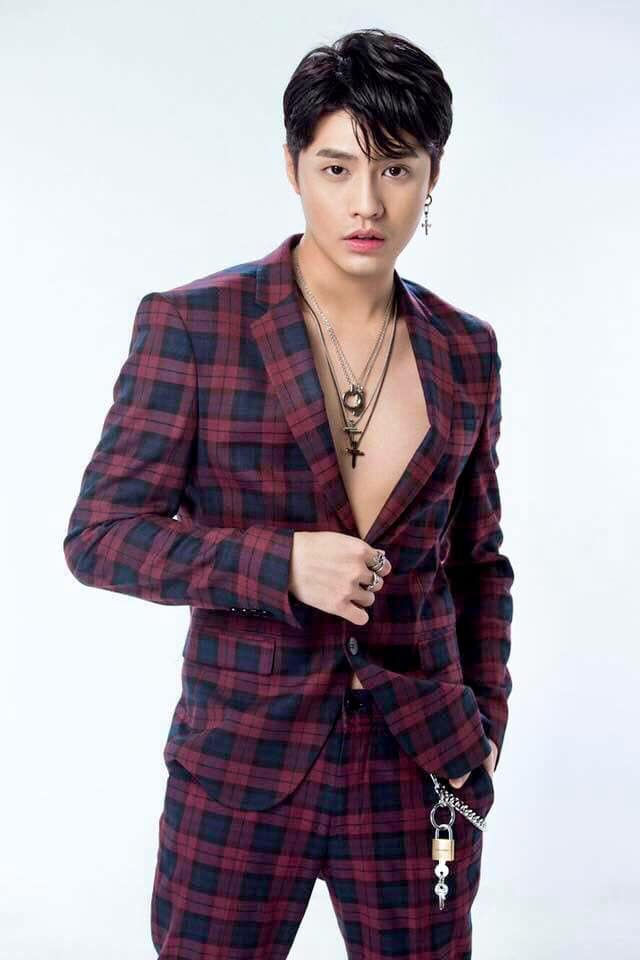 Noo Phước Thịnh cũng là một trong những sao nam diện đẹp mốt vest hở ngực. Khoảng hở vừa đủ khoe được cơ ngực gợi cảm của nam ca sĩ khiến ai cũng phải hết lời trầm trồ.