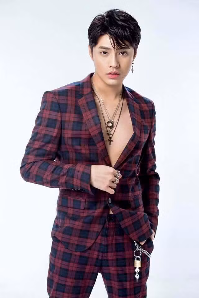 Noo Phước Thịnh cũng là một trong những sao nam diện đẹp mốt vest hở ngực. Khoảng hở vừa đủ khoe được cơ ngực gợi cảm của nam ca sĩ khiến ai cũng phải hết lời trầm trồ.
