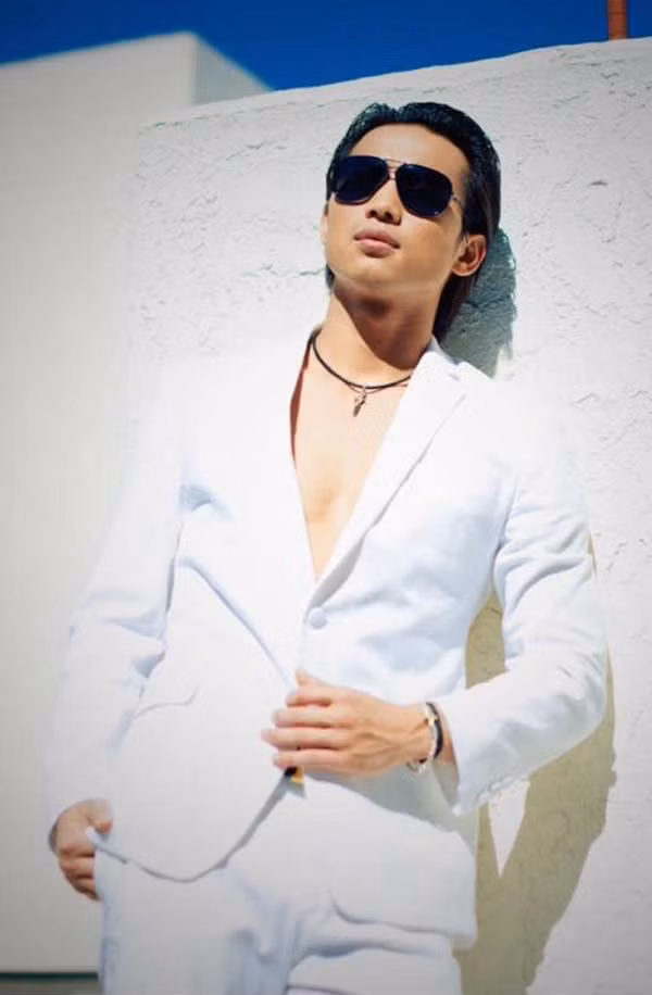 Nổi tiếng là nam ca sĩ sở hữu thân hình cơ bắp 6 múi vạm vỡ, rắn rỏi, Đan Nguyên dễ dàng chinh phục nhiều style thời trang khác nhau.