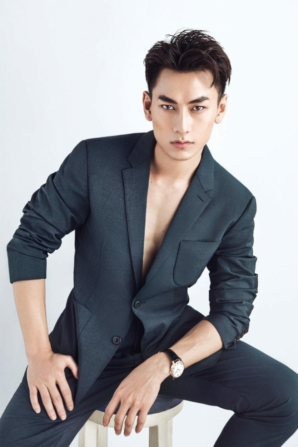 Vẻ đẹp cực phẩm với body hút mắt lấp ló sau cánh áo vest của nam ca sĩ khiến người đối diện phải mê mẫn.