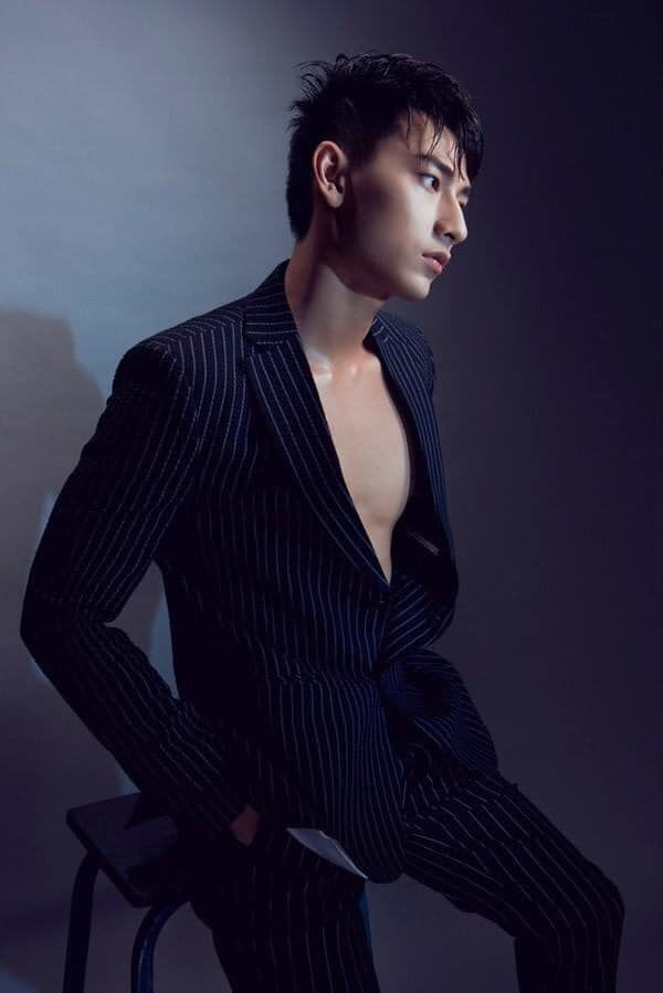 Là nam thần vạn người mê, Isaac với xu hướng diện vest khoe ngực trần nam tính cũng khiến fan hâm mộ phải phát cuồng.