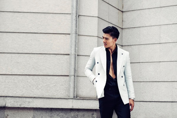 Hiếu Nguyễn phô vóc dáng săn chắc và cực thu hút trong chiếc áo sơ mi phanh ngực. Ảnh: FB, Internet. Video "Minh Hằng chia sẻ về phong cách thời trang". Nguồn: VTC.