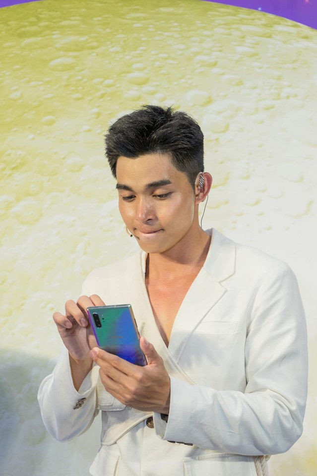 Cách mặc áo vest khoe khuôn ngực rắn rỏi này làm Jun Phạm trở nên thật nam tính và cuốn hút.